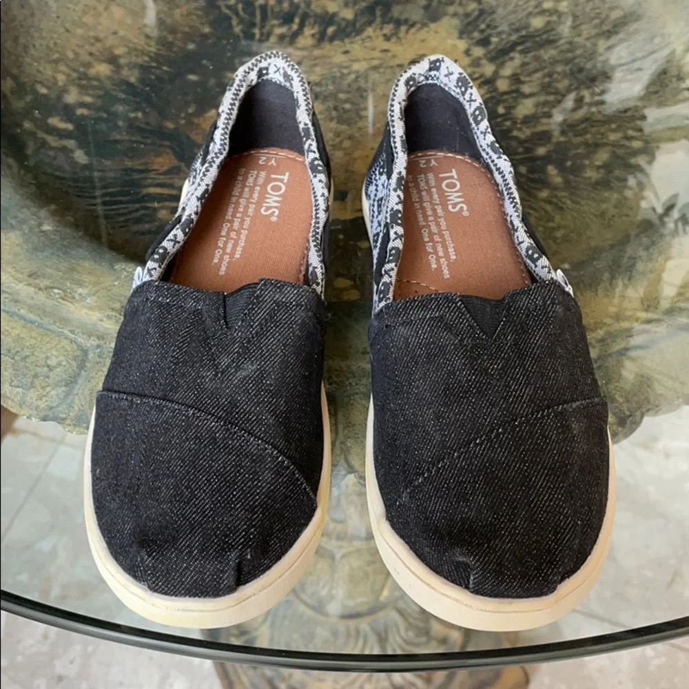 TOMS Black Denim Shoes Skull & Cross Bones Youth Unisex Slip-Ons Sz 2